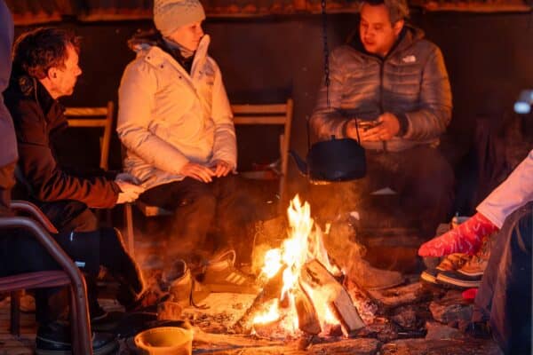 Nyt varmen fra bålet inne i lavvoen.