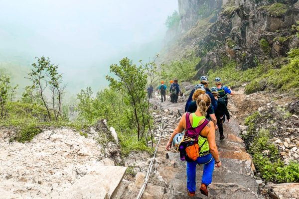 Gruppe på vei ned Helgelandstrappa etter å ha fullført Via Ferrata i Mosjøen