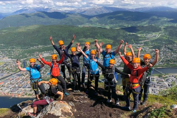 Gruppe jubler etter fullført Via Ferrata i Mosjøen.