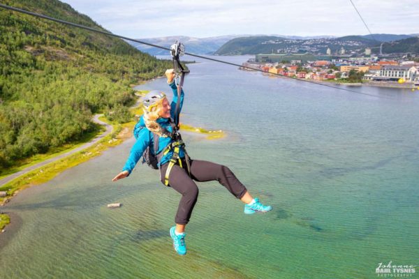 Kvinne tester Zipline i Mosjøen